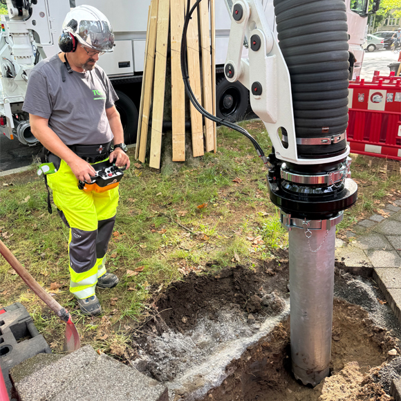 Saugbagger bei der Arbeit